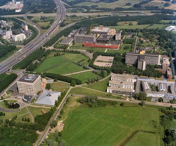 844675 Luchtfoto van het oostelijk deel van het Universiteitscentrum De Uithof te Utrecht, uit het zuiden. Links op de ...